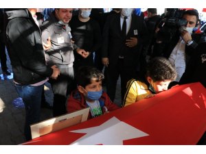 Şehit polisi çocukları ve babası tabutunu öperek uğurladı
