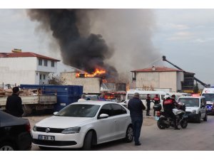 Deterjan fabrikasında çıkan yangın çevredeki binalara sıçradı