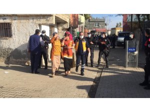 Diyarbakır’da kısıtlama saatinde taşlı sopalı ev bastılar: 20 yaralı