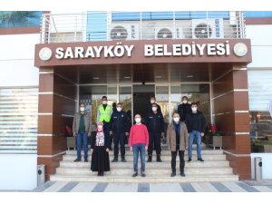 Sarayköy’de ekipler sokağa çıkma kısıtlamasında vatandaşların ihtiyaçlarını karşılıyor