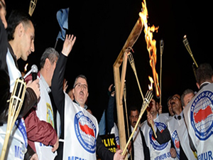 Memur-Sen üyeleri BM önünde darağacı yaktılar