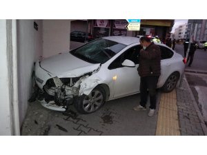 Kaldırıma park edilen araç dehşet saçtı: 1 ölü