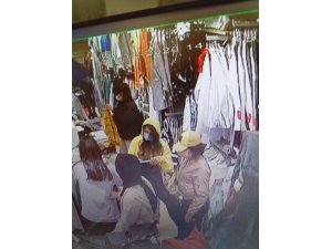 Mağazada alışveriş yapan kadının cep telefonu saniyeler içinde çalındı