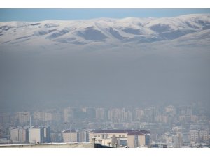 Erzurum’da hava kirliliği siyah bulutlar oluşturdu