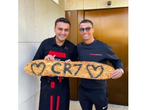 Türk şef CZN Burak yüzyılın futbolcusu seçilen Ronaldo’yu Dubai’deki restoranında ağırladı