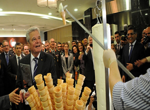 Almanya Cumhurbaşkanına Joachim Gauck'a dondurma şakası