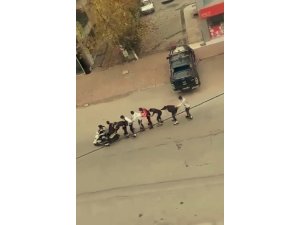 Kaykaycı gençler motosikletin arkasında 8 kişilik kuyruk yapıp tur attı