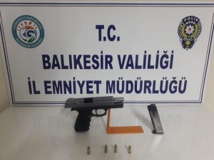 Balıkesir’de polis 5 aranan şahsı yakalarken 4 silah ele geçirdi