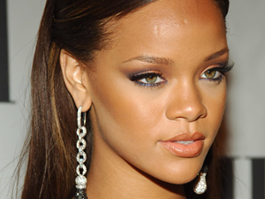 Rihanna'ya İnstagram uyarısı