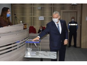 Menemen Belediye Başkanı Serdar Aksoy’un tutuklanmasının ardından Millet İttifakı adayı Deniz Karakurt, kura ile başkan vekili olmuştu. Cumhur İttifakı adayı Aydın Pehlivan’ın İzmir 2’nci İdare Mahkemesine giderek seçime iti