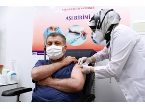 Sağlık Bakanı Koca, korona virüs aşısı oldu