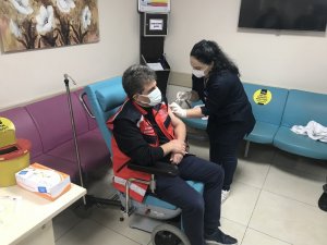 Trabzon’da ilk Korona virüs aşısını İl Sağlık Müdürü Dr. Hakan Usta oldu