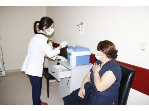 Diyarbakır’da sağlık çalışanlarına korona virüs aşısı yapılmaya başlandı