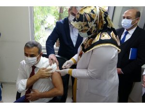 Osmaniye’de sağlık çalışanlarına ilk korona virüs aşısı uygulandı