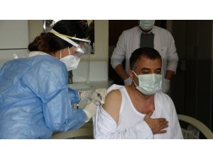 Van İl Sağlık Müdürü ile hastane başhekimi aşı oldu