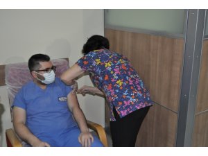 Kırşehir’de, sağlık personelinde aşılama başladı