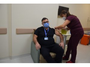 Düzce Üniversitesi Hastanesi’nde sağlık çalışanlarına aşı başlandı