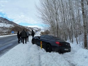 Bingöl’de buzlanma nedeniyle aynı yerde 3 araç yoldan çıktı