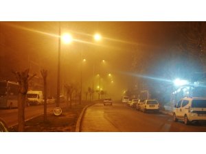 Şanlıurfa’da boş sokaklar sisle kaplandı