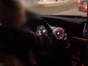 Rusya’da sorumsuz baba 2 yaşındaki çocuğuna araba kullandırdı