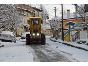 Emet’te karla mücadele ekipleri aralıksız çalışıyor