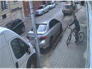Kapıları zile basarak açtıran bisiklet hırsızı güvenlik kameralarında