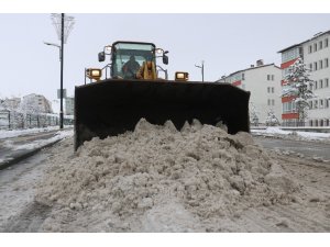 Sivas’ta karla mücadele aralıksız sürüyor