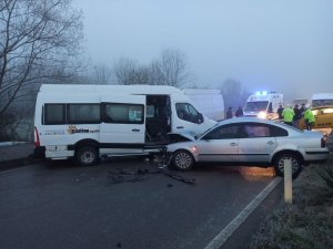 Buzlu yolda 10 araç birbirince girdi: 12 yaralı