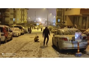 Başkent’te  kar yağışı sokak kısıtlamasını unutturdu