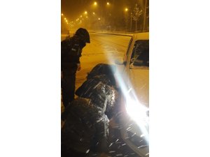 Yolda kalan sürücünün yardımına polis yetişti