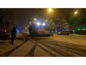 Kar yağışını gören kısıtlamayı bırakıp sokaklara indi
