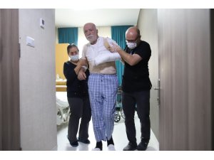 Yürüyemeyen Hasan dede 6,5 saatlik operasyonla 3 günde ayağa kalktı