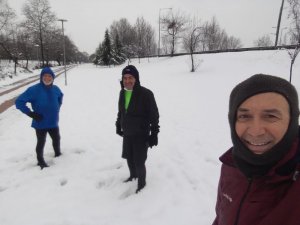 Bursa’da sıfır derecede karların üzerinde koştular