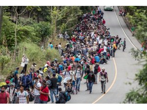 ABD’ye gitmek için yola çıkan Honduraslı göçmenler Meksika’ya doğru ilerliyor