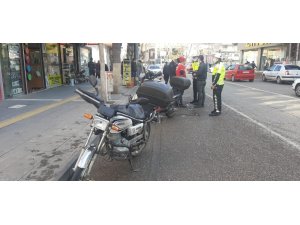 Motosiklet yayalara çarptı: 2 yaralı
