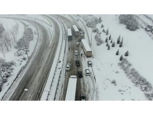 Bursa-İzmir otobanı kar yağışı sebebiyle trafiğe kapandı