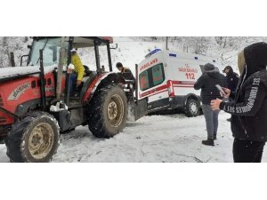 Devrek’te kanala düşen ambulans traktörle kurtarıldı