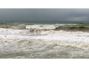 Karadeniz’de dalgalar sahilleri dövüyor