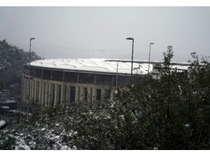 Vodafone Park’ta kar yağışı devam ediyor