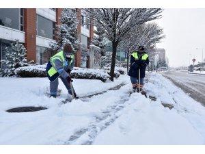 Tepebaşı’nda ekiplerin kar ile mücadelesi