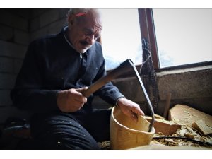 69 yaşında, saz teknesi yapıp Fransa’ya bile satıyor