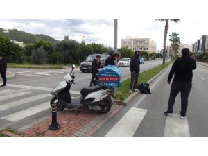 Pizza paket servis motosikletleri boş caddede çarpıştı: 2 yaralı