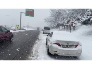Sultangazi’de kar nedeniyle sürücüler araçlarını yol kenarına park etti