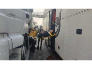 Tıra arkadan çarpan yolcu otobüsü muavini yaralandı