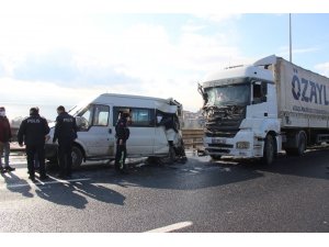 Kocaeli TEM’de arızalanan minibüse tır çarptı: 2 yaralı