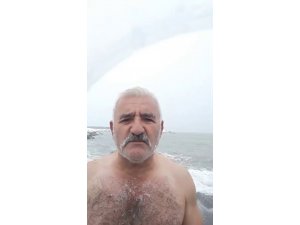 Buz adam eksi 1 derecede denize girdi, kar banyosu yaptı