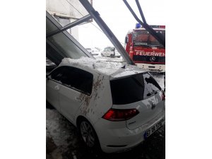 Hastane acilinin girişi çöktü, bir araç cam tavanın altında kaldı