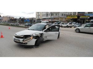 Besni’de iki otomobil çarpıştı