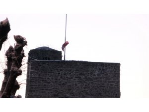 Sinop’ta yırtılan bayraklara belediyeden jet müdahale