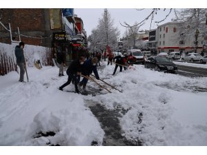 Belediye ekiplerinden kar mesaisi